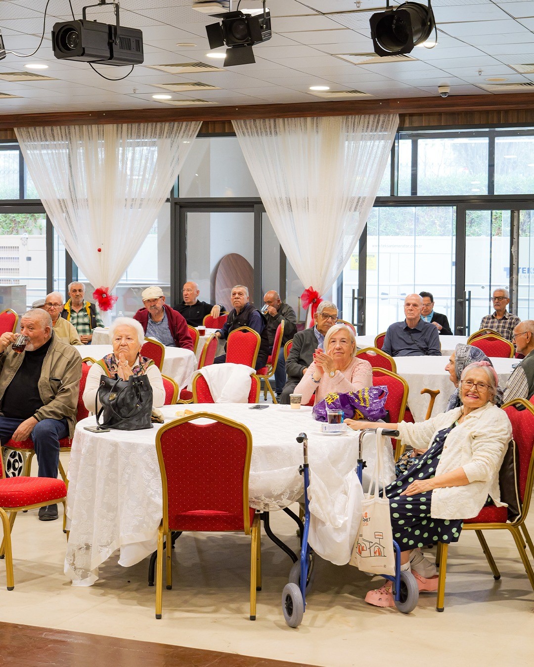 Radikal Okulları &ouml;ğrencilerinden huzurevi ziyareti: Kuşaklar arası sevgi k&ouml;pr&uuml;s&uuml;
