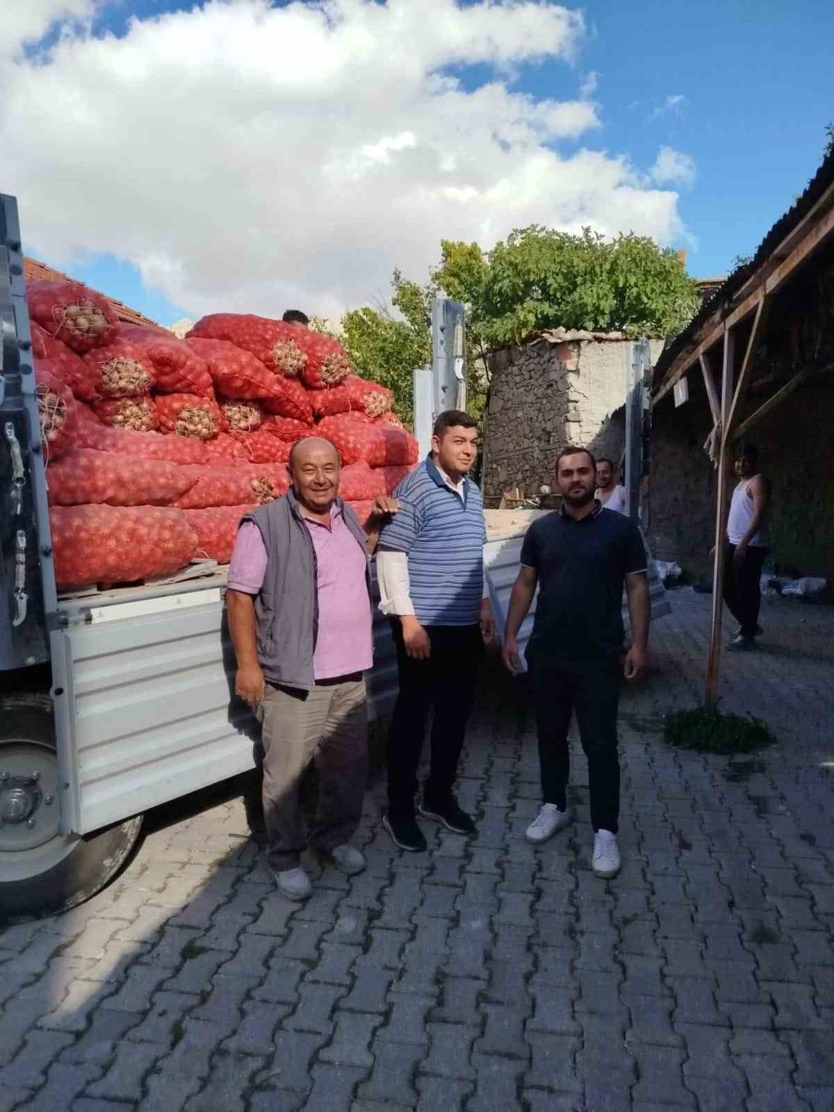 Sivrihisarlı &ccedil;ift&ccedil;iler &ouml;ş&uuml;r&uuml;n&uuml; m&uuml;ft&uuml;l&uuml;ğe teslim etti
