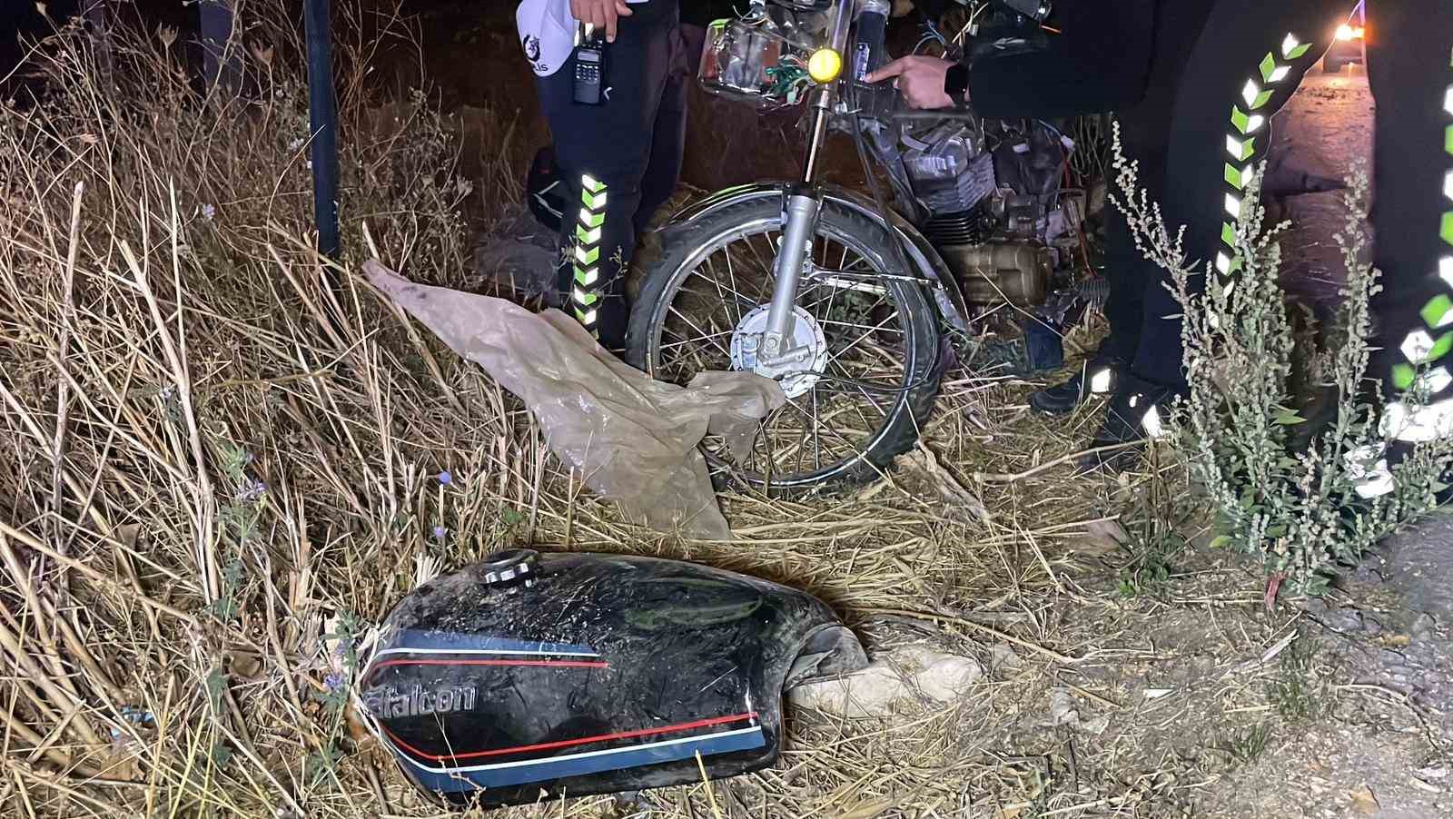 Karaman’da motosiklet şarampole devrildi: 2 yaralı