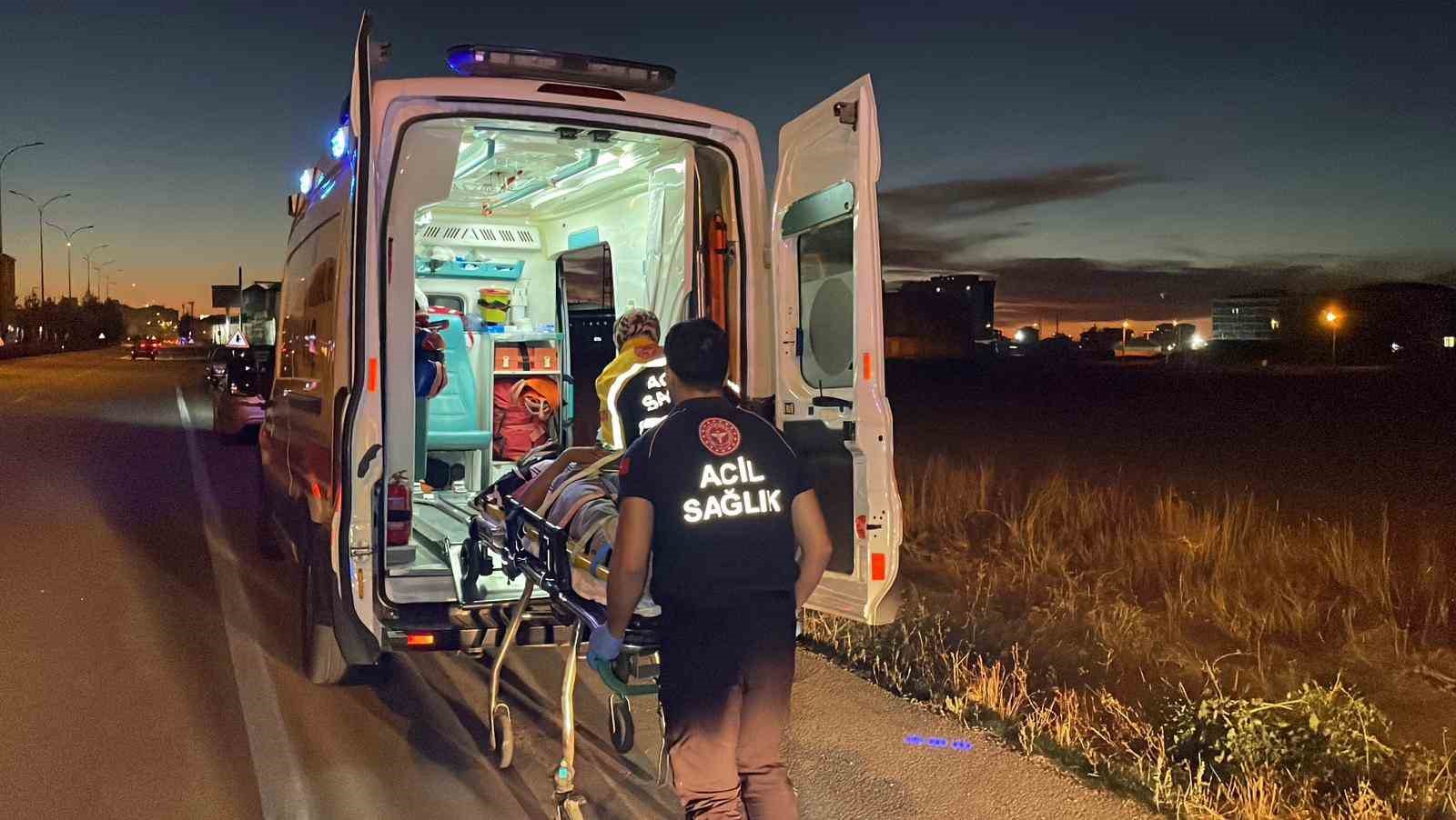 Karaman’da motosiklet şarampole devrildi: 2 yaralı