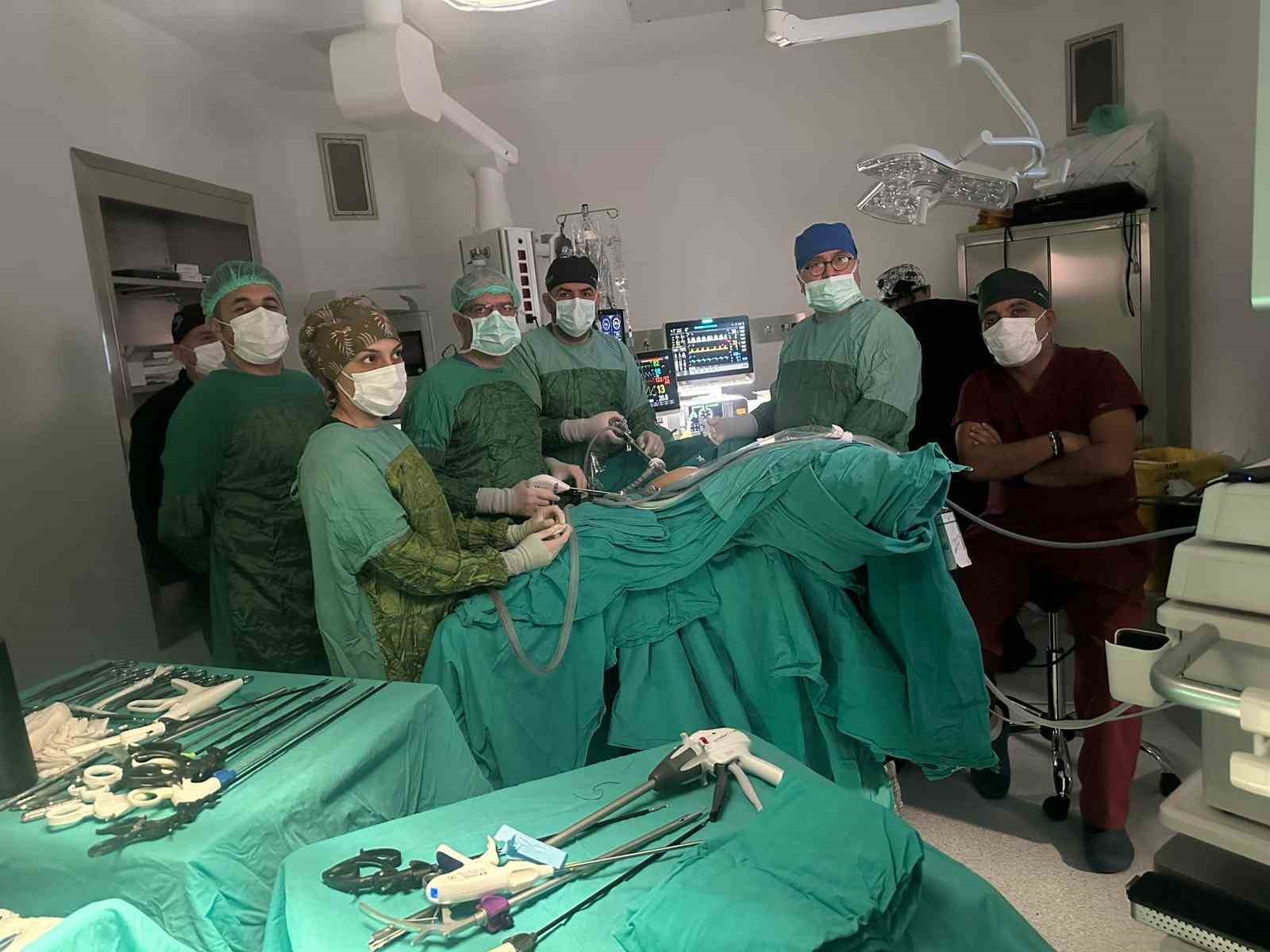 Doğuştan rahmi olmayan kadınlar i&ccedil;in umut ışığı: Sigmoid vajinoplasti
