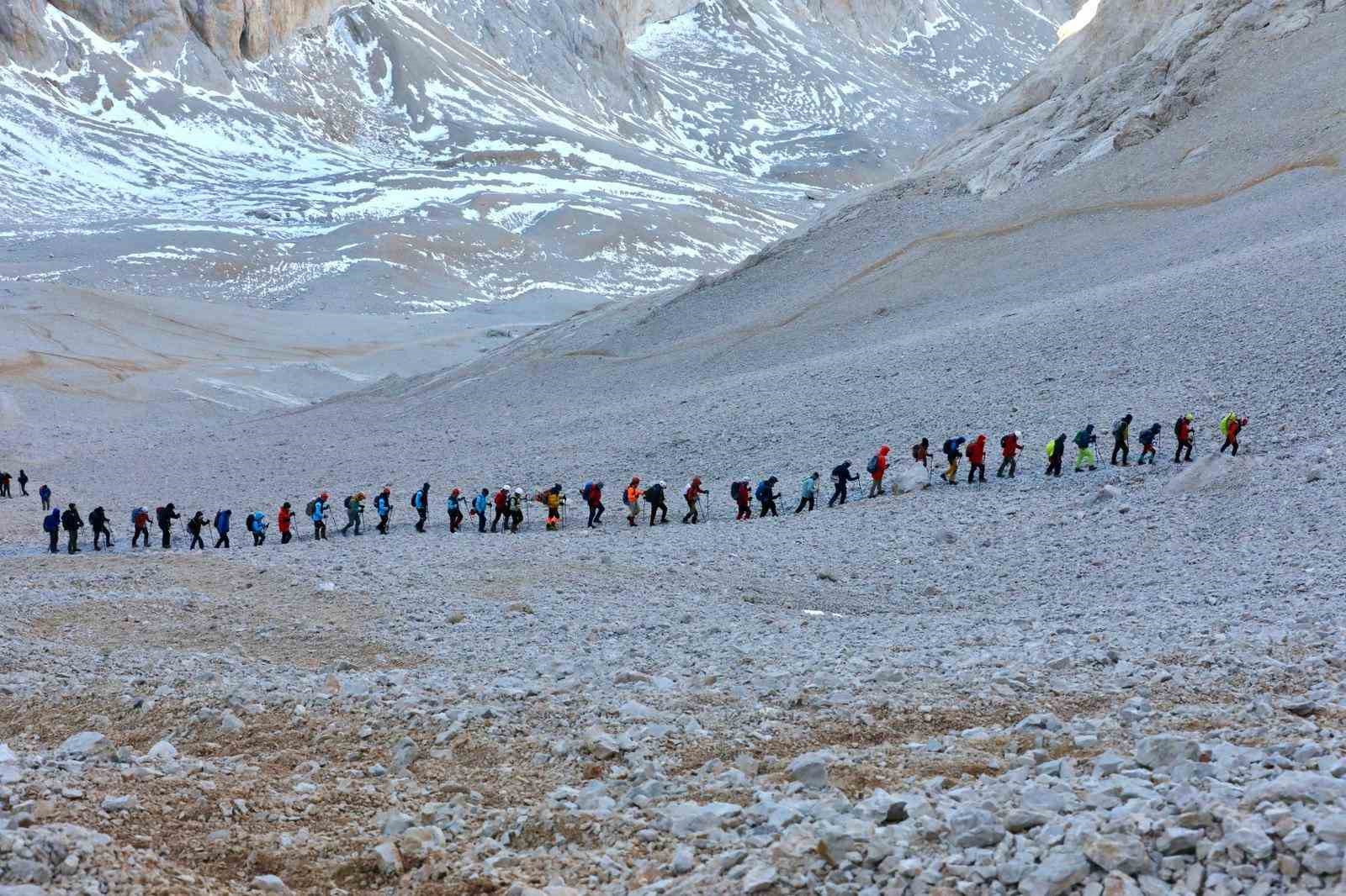 Cumhuriyet coşkusu Aladağlar’ın zirvesinde yaşandı