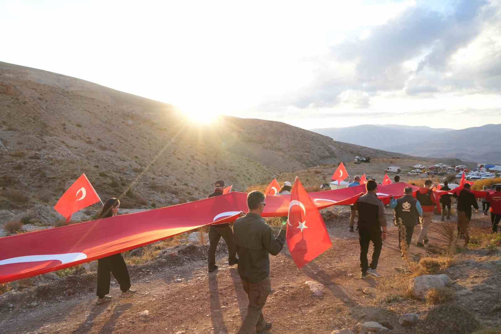 Cumhuriyet coşkusu Aladağlar&rsquo;ın zirvesinde yaşandı
