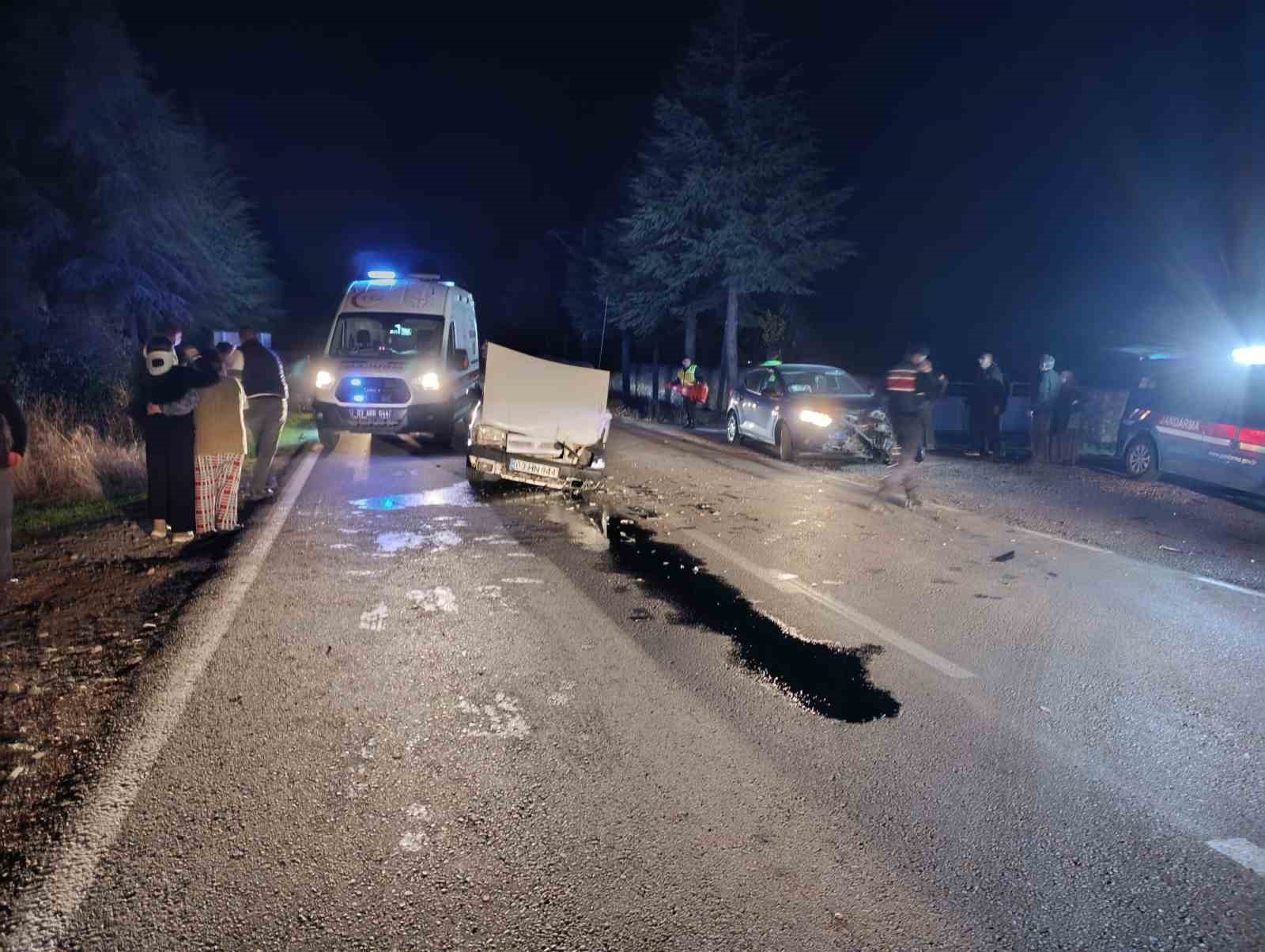 Kafa kafaya &ccedil;arpışan otomobillerde 4 &ccedil;ocuk yaralandı
