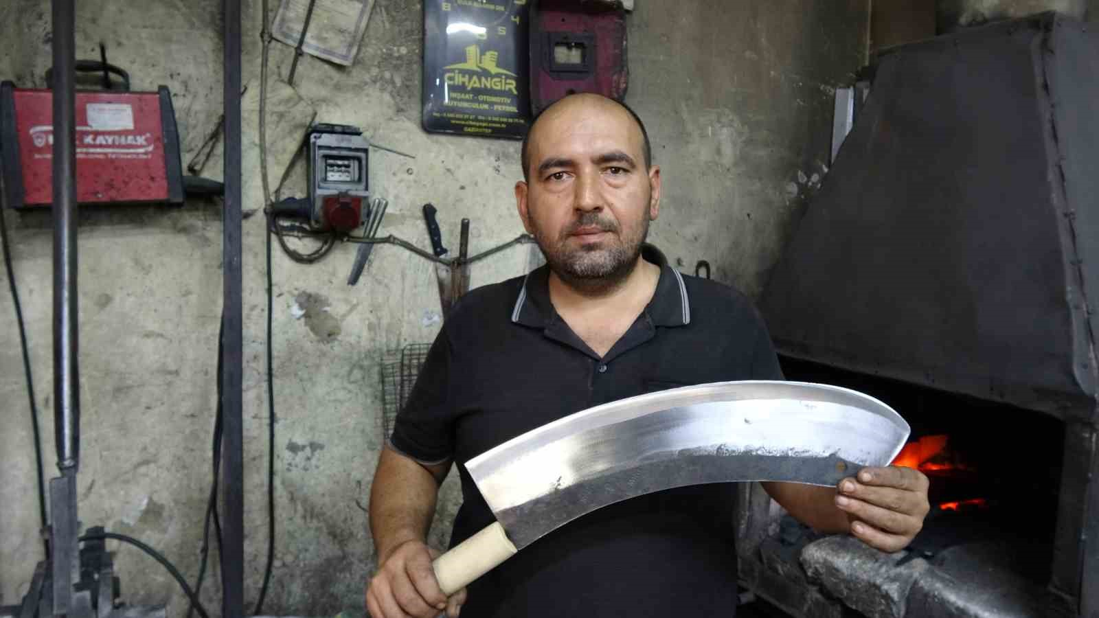 Gaziantep&rsquo;te el emeğiyle yapılan insan boyundaki et satırı alıcısını bekliyor
