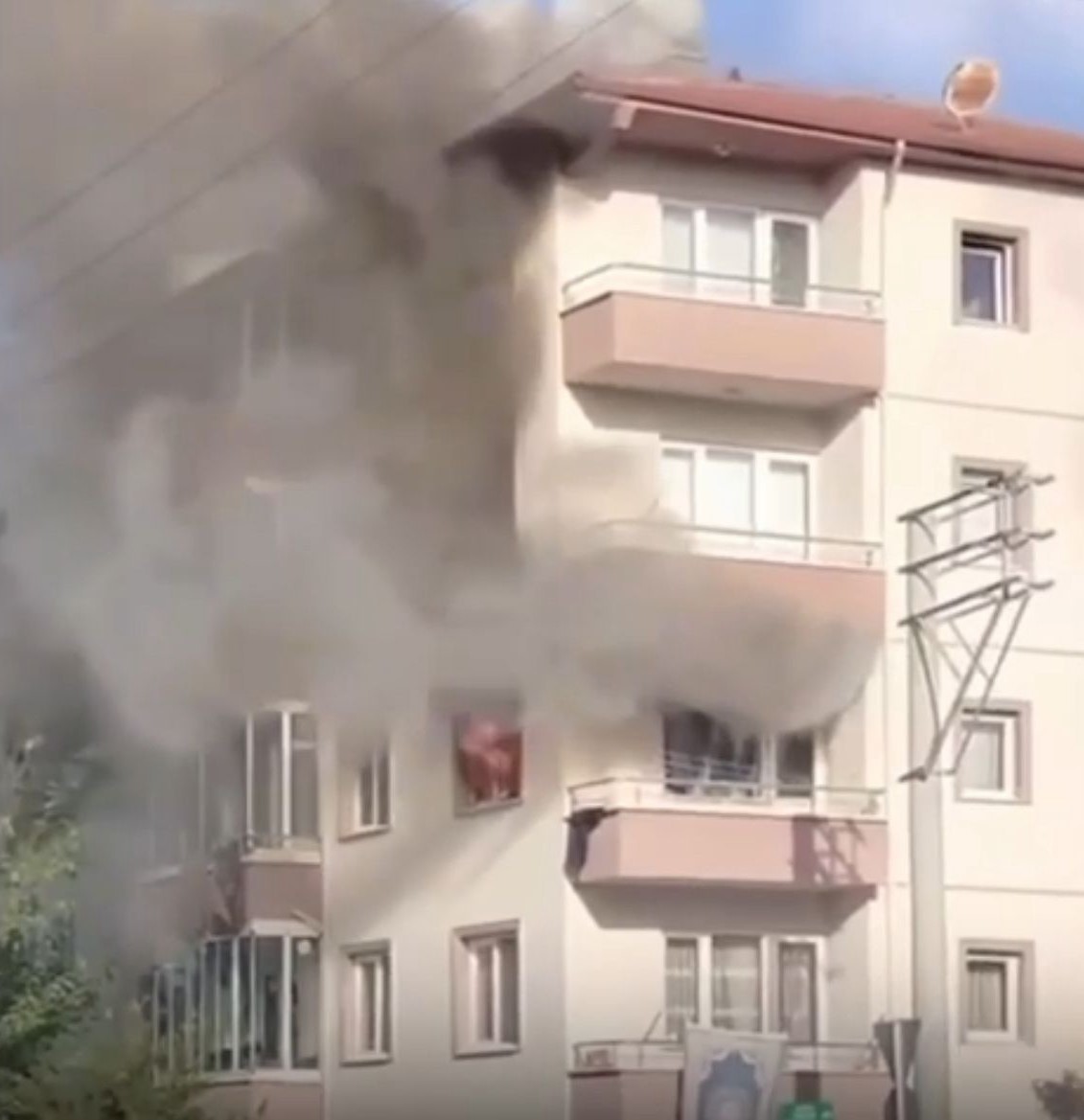 Bolu’da apartman dairesi alev alev yandı