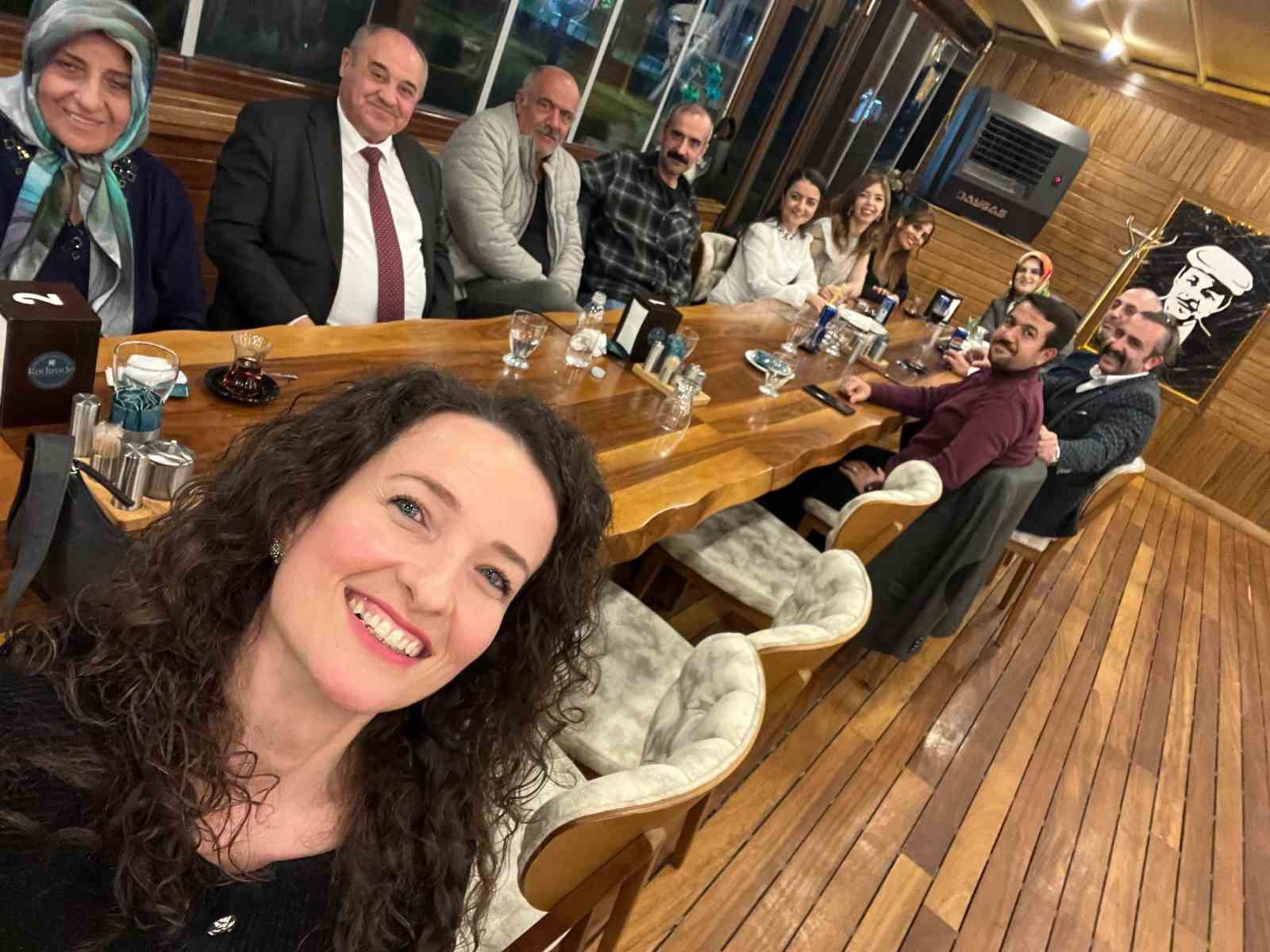 Kırşehir&rsquo;de 43 yıllık eğitimciye &ouml;ğrencilerden duygusal veda
