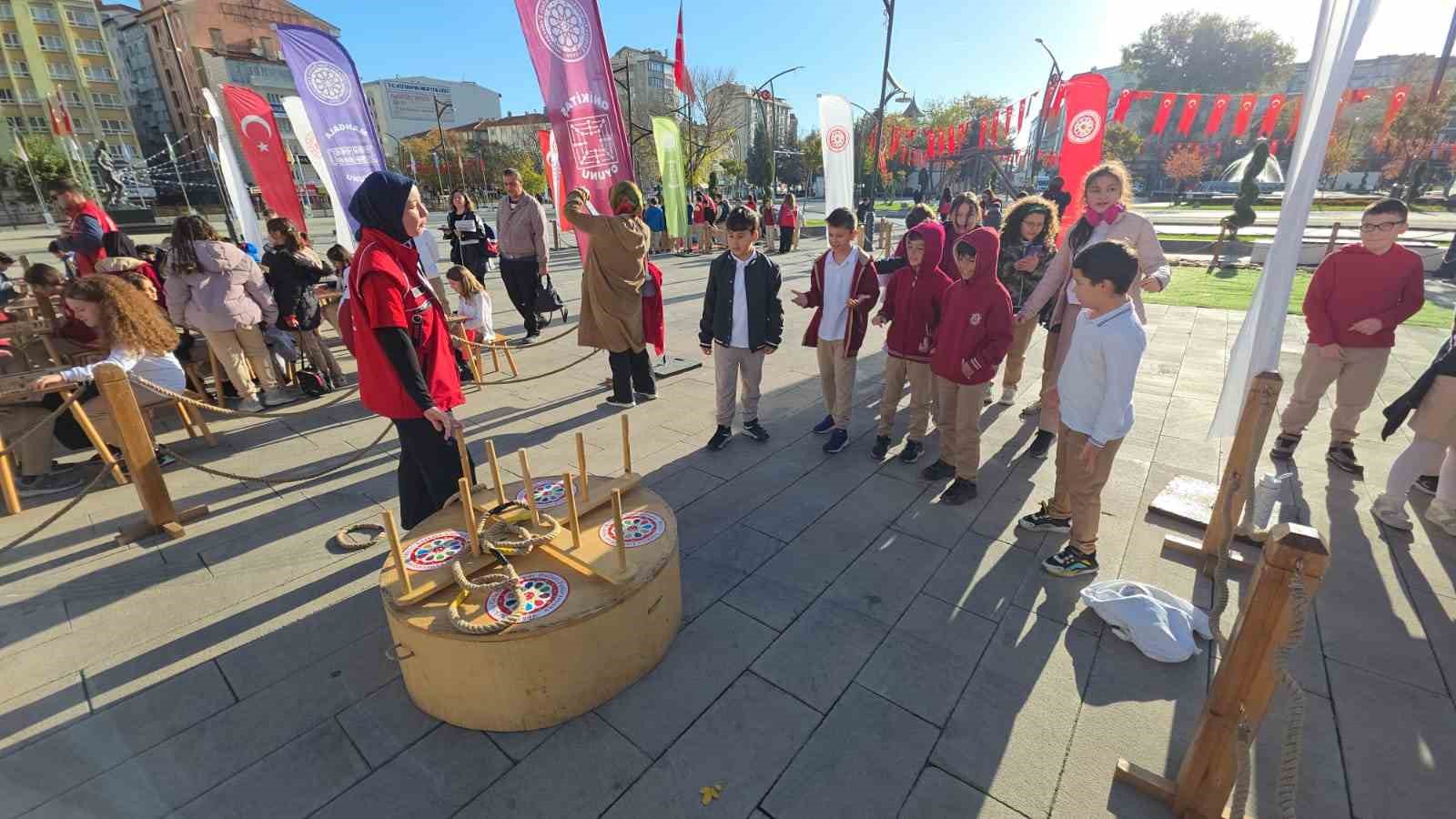 ’Geleneksel Oyun Tırı’ Kütahya’da çocuklarla buluştu