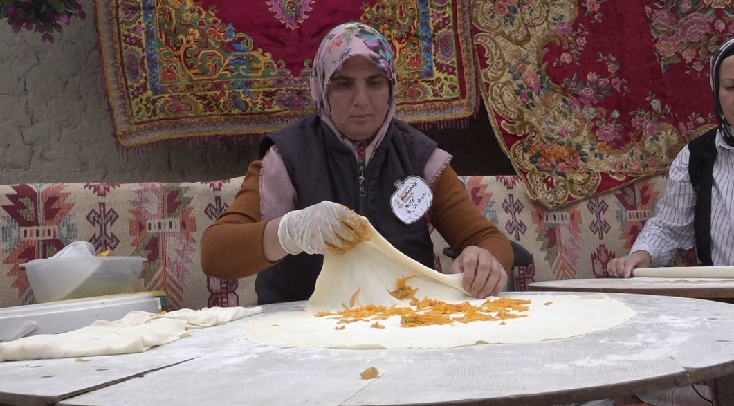 Kızılinler’de yapılan bal kabaklı gözleme ilginç lezzeti ile dikkat çekiyor