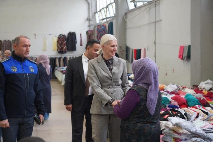 Bilecik kapalı pazarda çatıdan zemine yenileme hamlesi