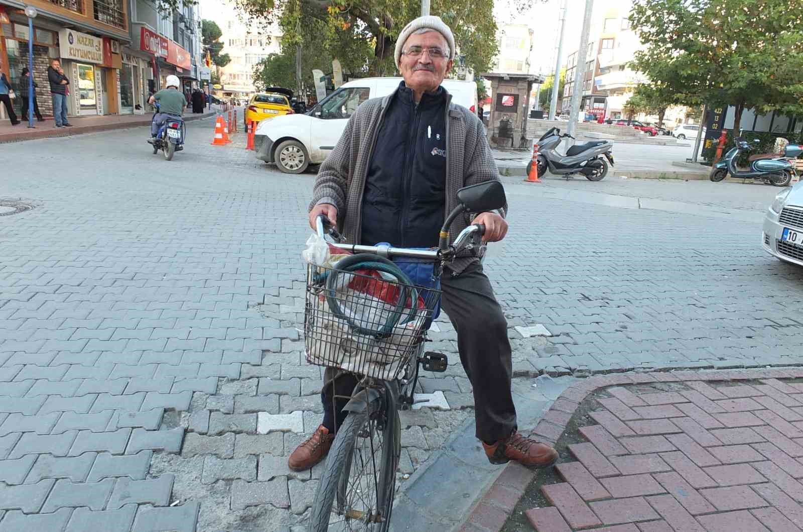 Burhaniyeli 80’lik Hüseyin dede her yere bisikletle gidiyor