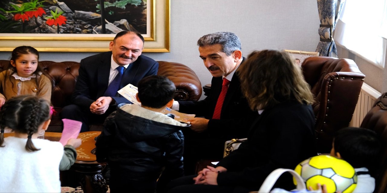 Minik eller, Vali Ekici’ye sevgiyle uzandı