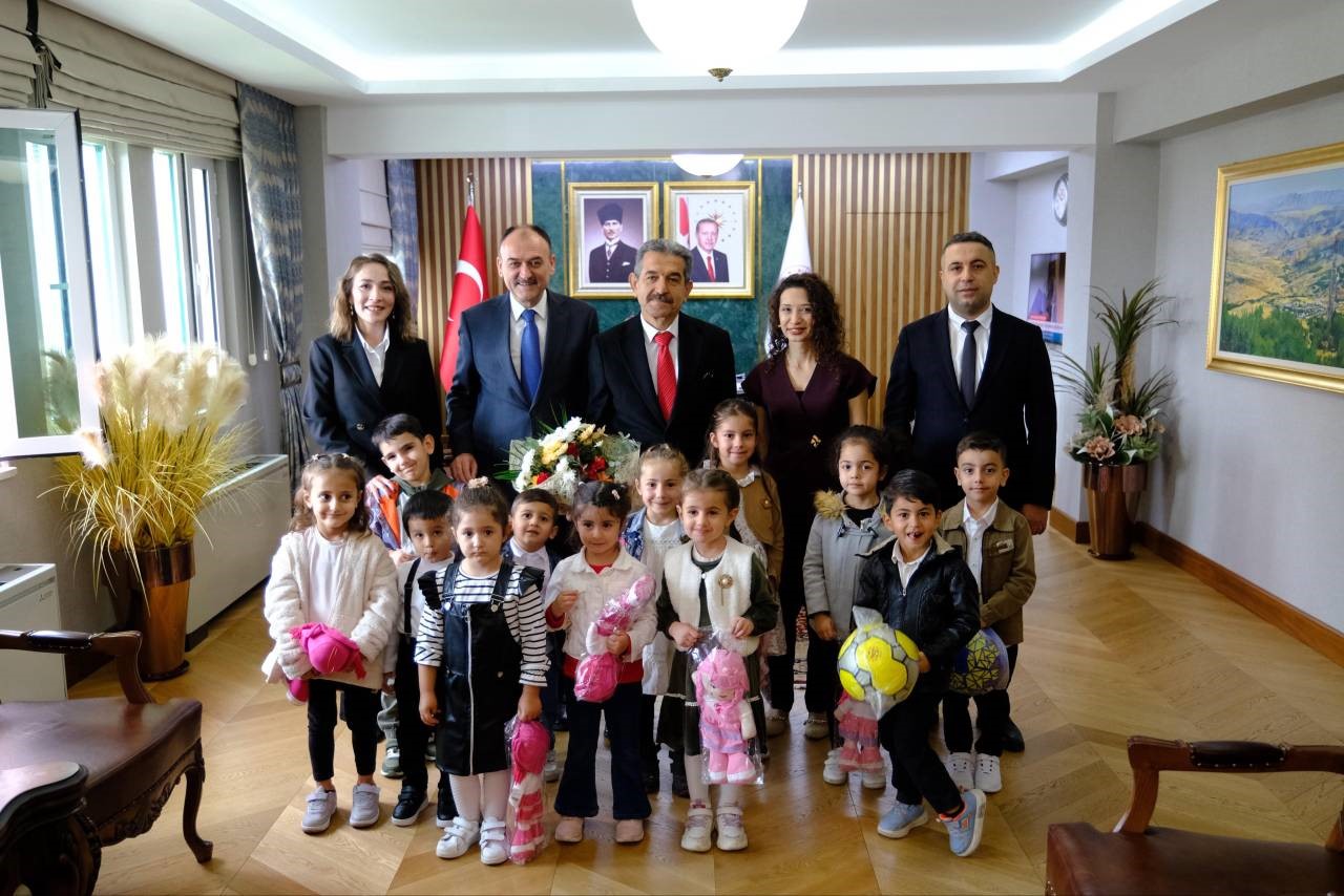 Minik eller, Vali Ekici’ye sevgiyle uzandı