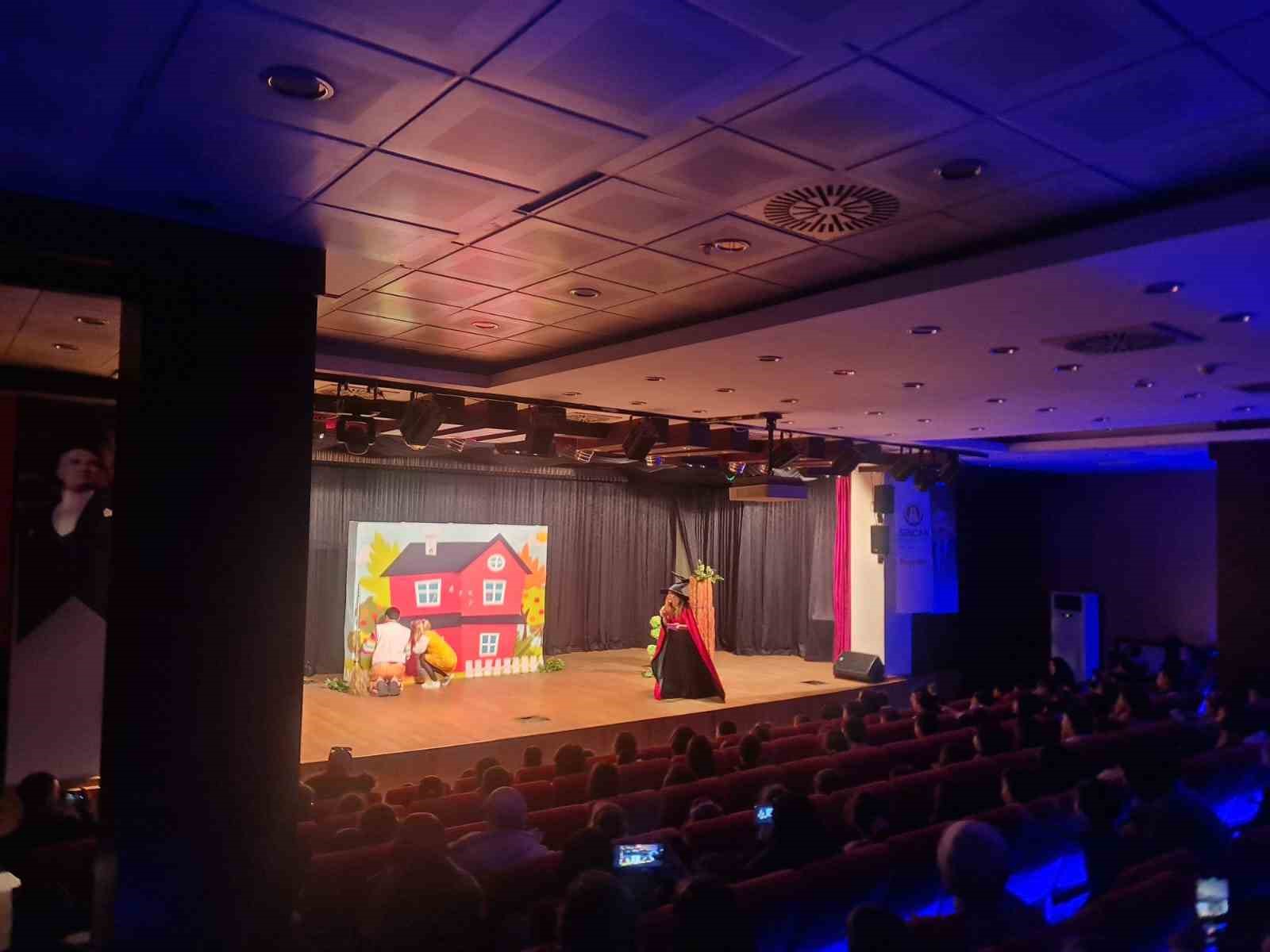 Sincan Belediyesinden Tiyatro Ş&ouml;leni
