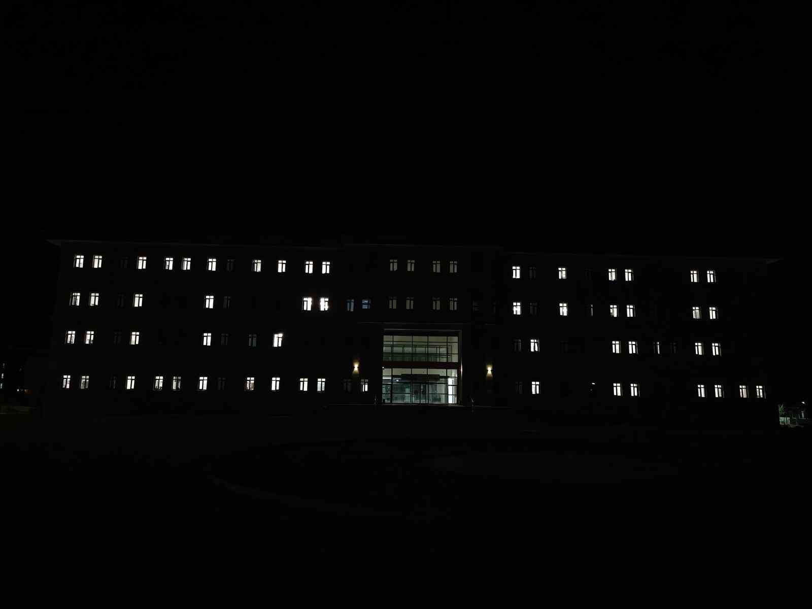 Kız &ouml;ğrencilerinden ışıklı 102. yıl koreografisi
