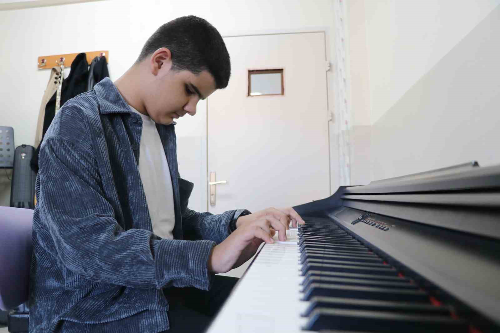 Gözleri görmüyor ama kalbiyle görüyor, sesiyle büyülüyor