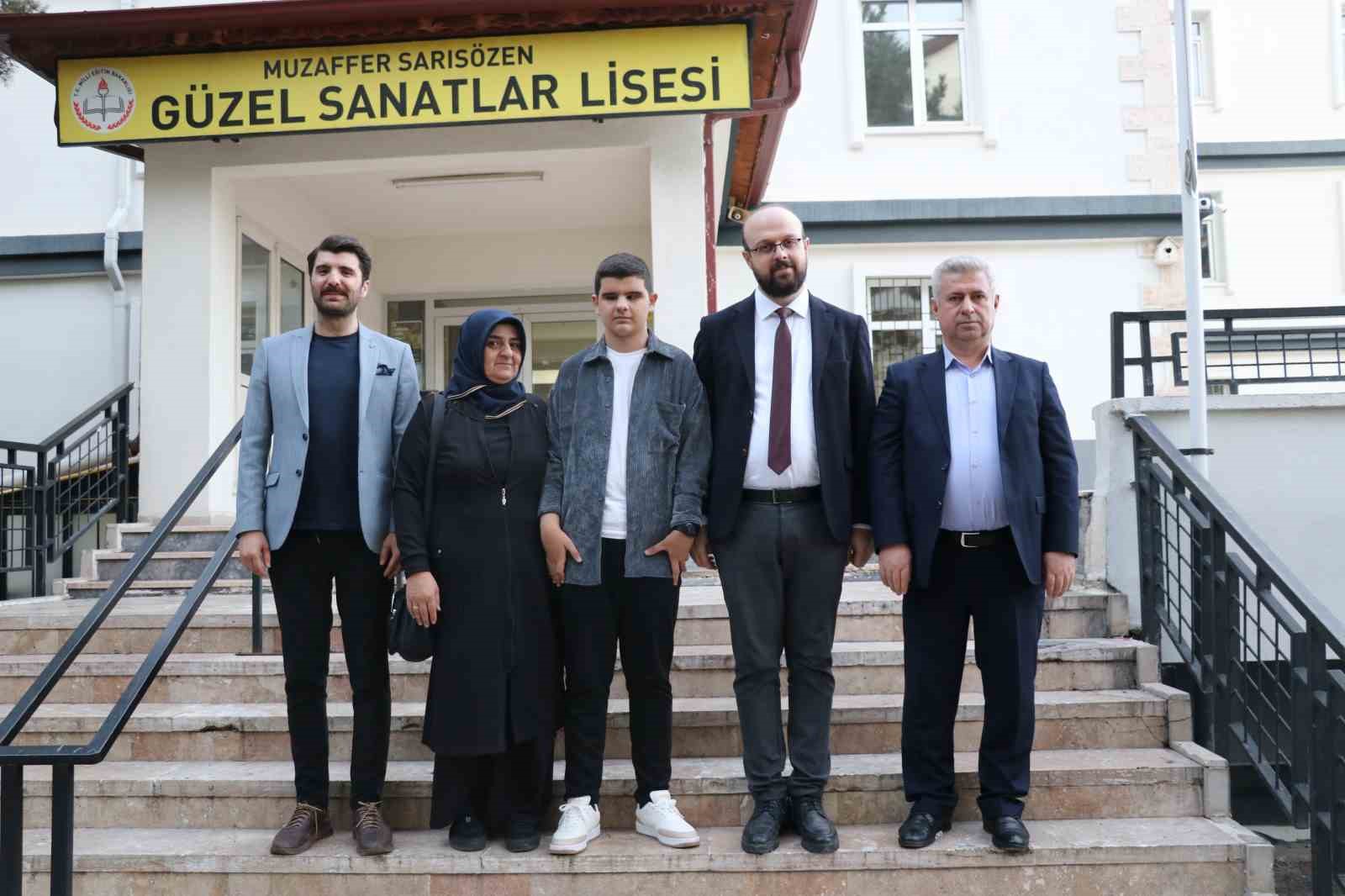 G&ouml;zleri g&ouml;rm&uuml;yor ama kalbiyle g&ouml;r&uuml;yor, sesiyle b&uuml;y&uuml;l&uuml;yor
