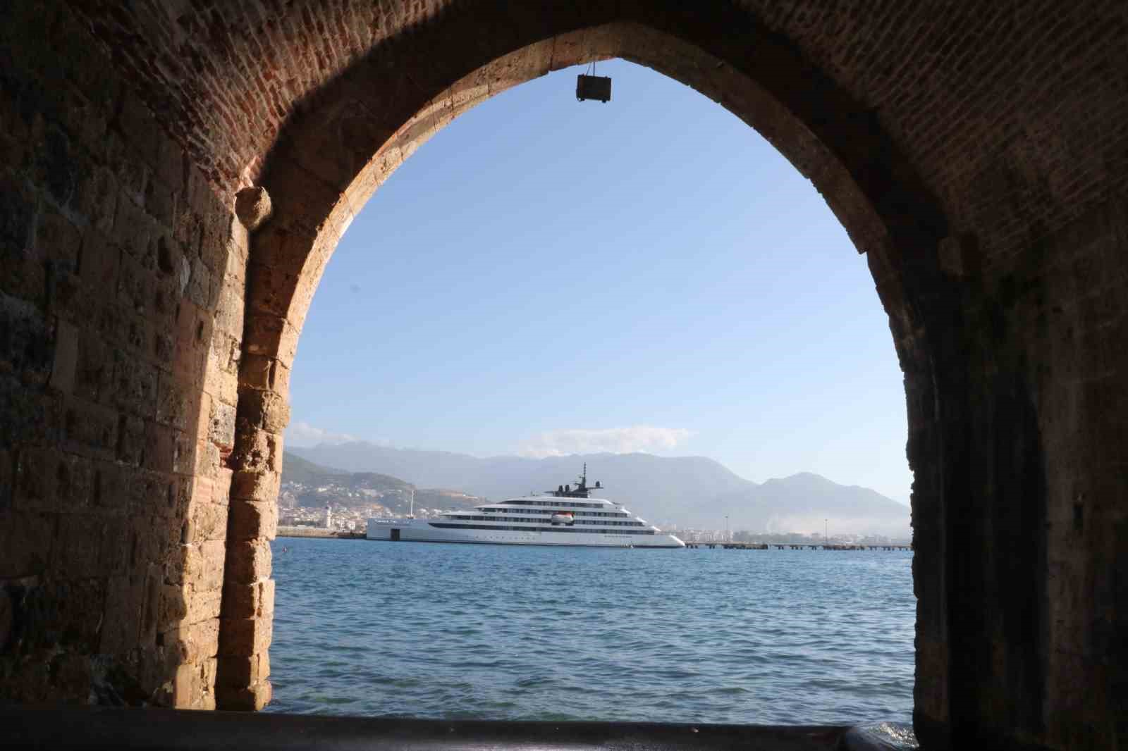 91 turist 74 mürettebatlı lüks gemi Alanya’ya ulaştı