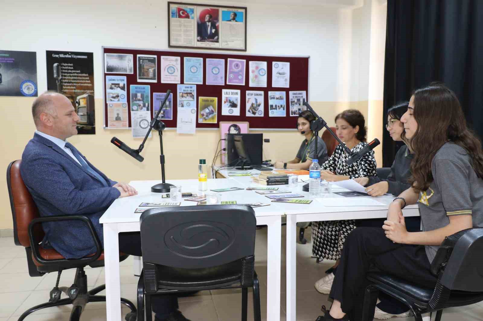 Öğrenciler sınav stresini ‘Genç Radyo’ ile aşıyor