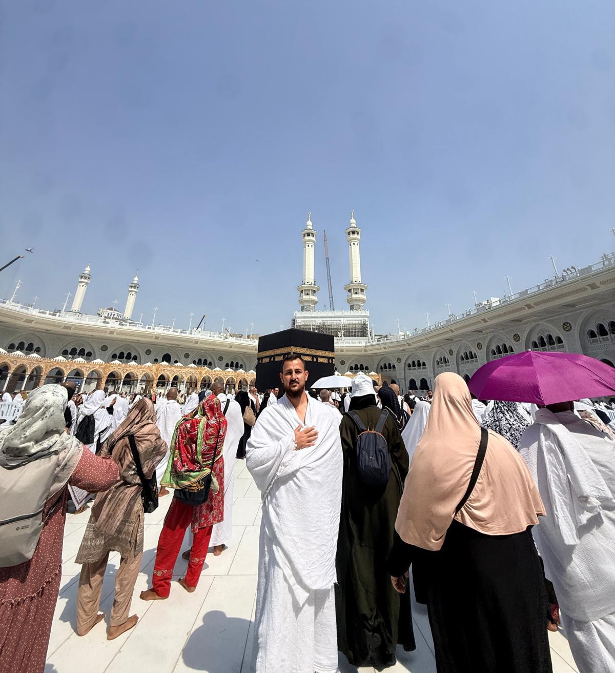 Motosikletle umre yolculuğunu tam 15 bin kilometreyle tamamladı
