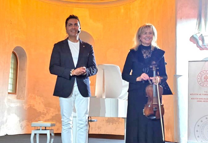 &Ccedil;eşme&rsquo;de, K&uuml;lt&uuml;r Yolu Festivali&rsquo;nde m&uuml;zik ziyafeti
