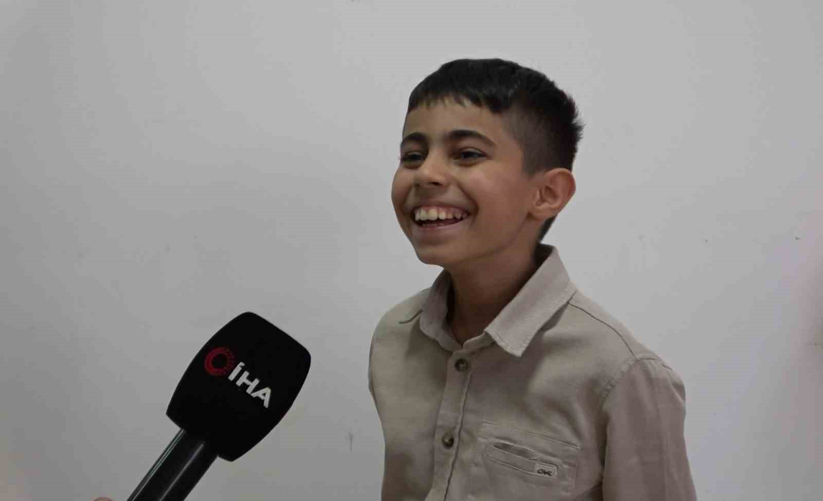 Bağlamayla 5 yıldır türkü söyleyen küçük müzisyenin hayali yazılım mühendisliği