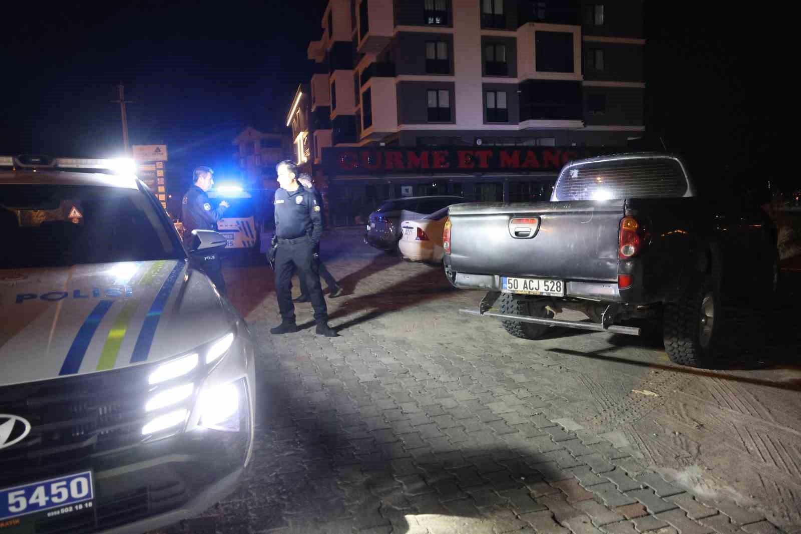 Seyir halindeki kamyonetin kasasından düştü