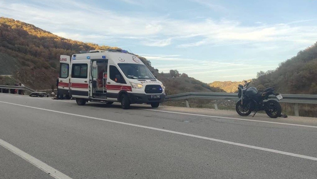 Bilecik’te kontrolden çıkan motosiklet devrilirken, sürücüsü yaralandı