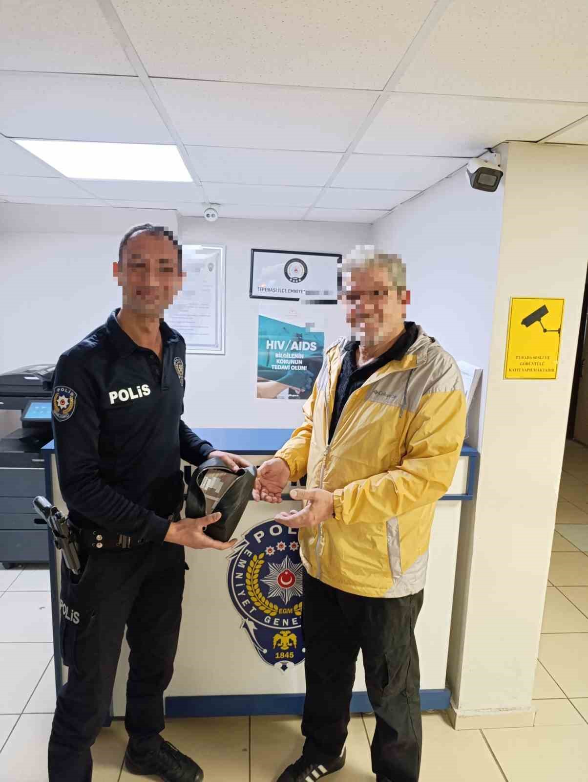 Polis, kaybedilen 200 bin TL’yi sahibine ulaştırdı