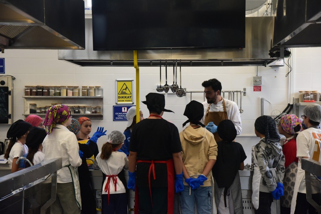 &Ccedil;ocuklar D&uuml;nya mutfaklarında lezzetli bir yolculuğa &ccedil;ıktı
