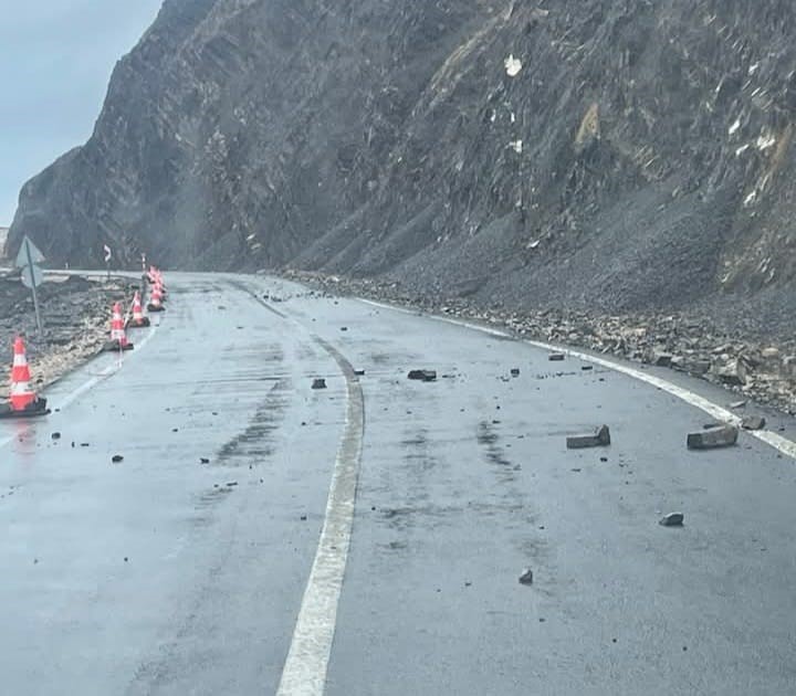 Şarköy’de yamaçtan düşen kayalar tehlike saçıyor