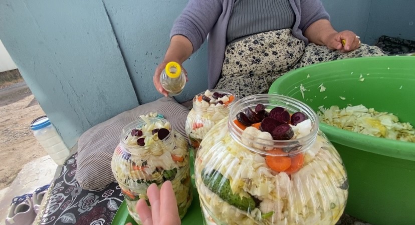 Ağrılı kadınların geleneksel turşu kurma mesaisi başladı

