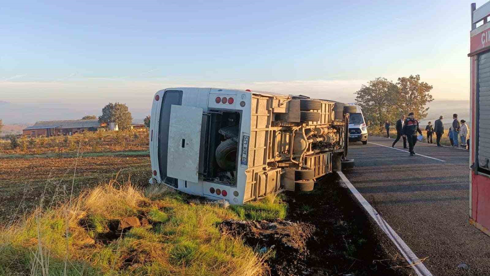 Uşak’ta tarım işçilerini taşıyan midibüs yan yattı: 23 yaralı