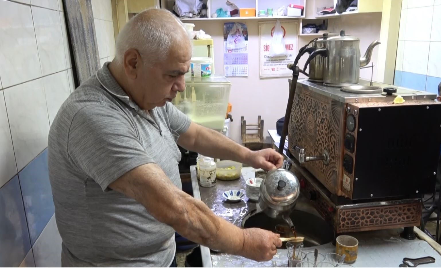 Tarihi Bakırcılar Çarşısı’nın yarım asırlık çaycısı