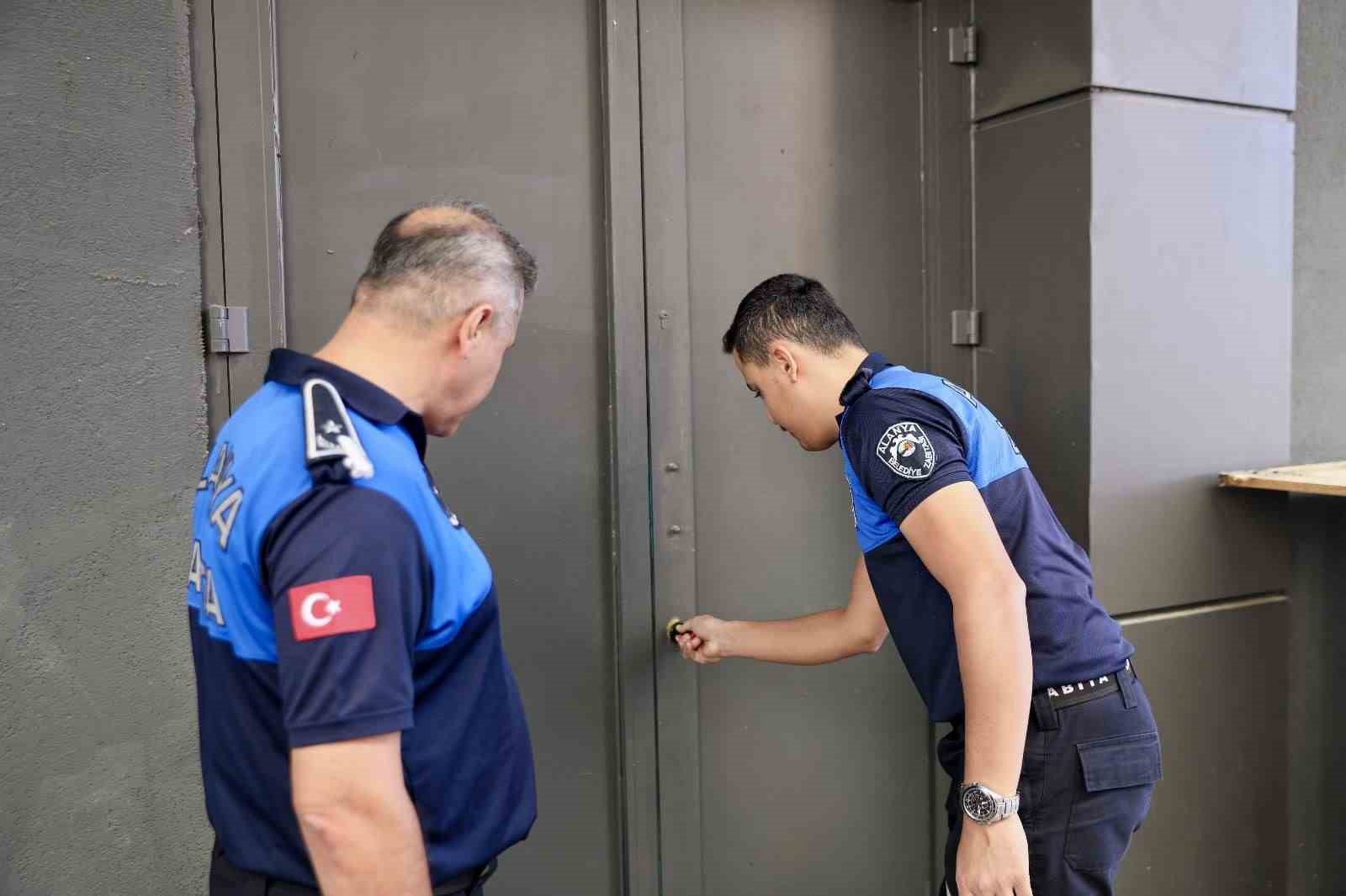 Alanya’da tarihi geçmiş ve çürümüş ürün satan iki işletme mühürlendi