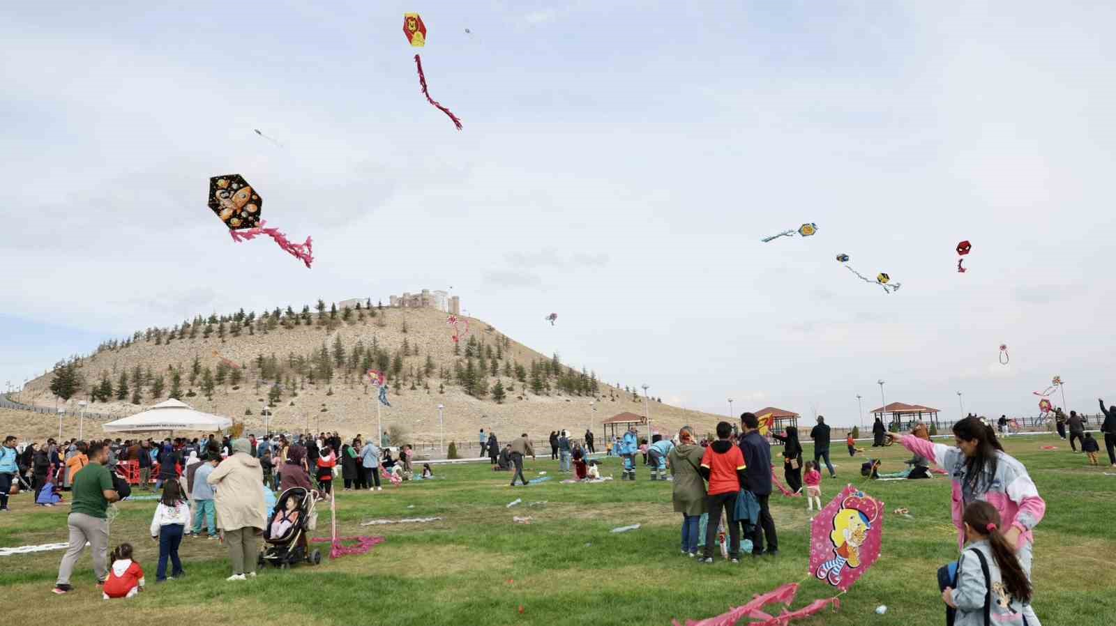 Kocasinan’da uçurtmalar gökyüzünü renklendirdi