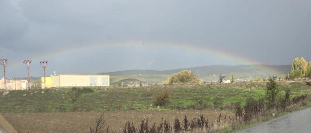 Moymul ovasında gözlenen gökkuşağı büyüledi