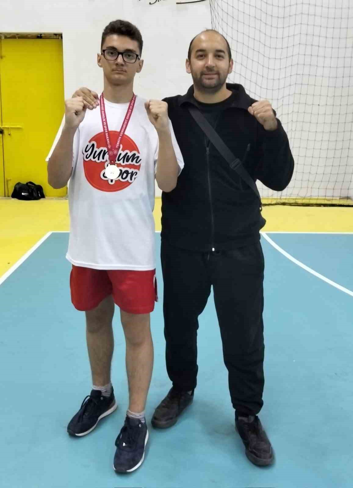 Efe Carl Demirli’den kick boks branşında şampiyonluk