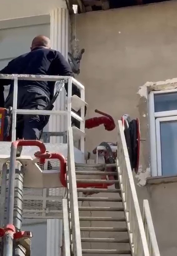 Gümüşhane’de itfaiye ekipleri ayakları ipe dolanan güvercin için seferber oldu
