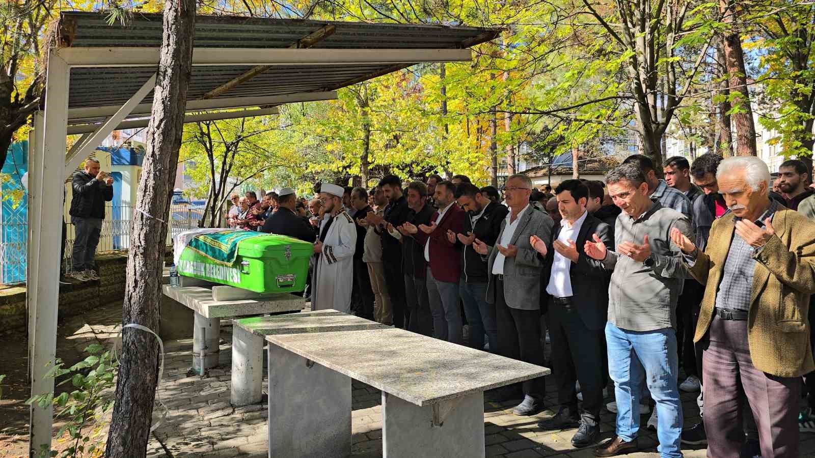 Gazetecilik mezunu genç kız son yolculuğuna uğurlandı