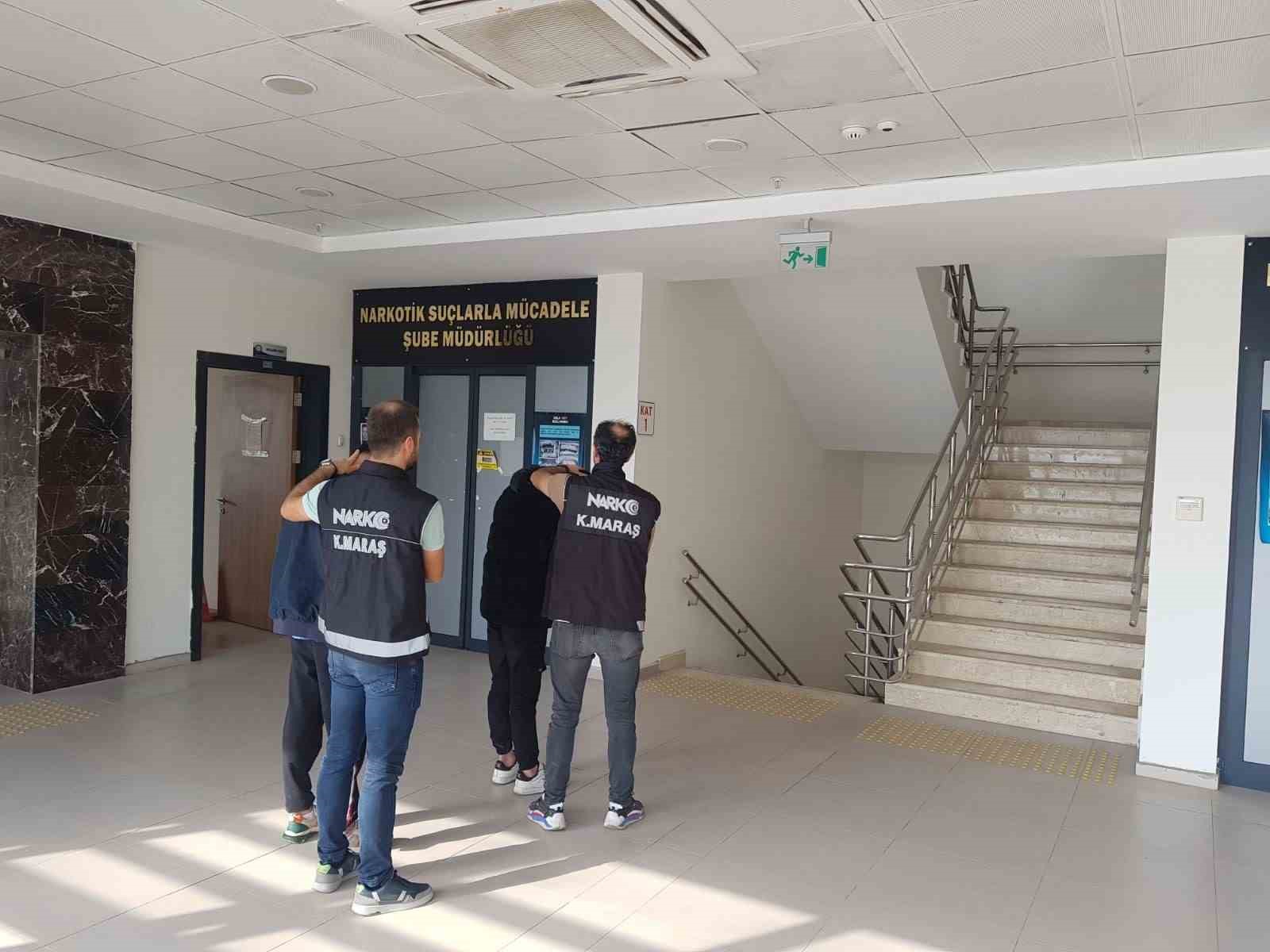 Kahramanmaraş’ta aranan 2 hükümlü yakalanıp cezaevine gönderildi