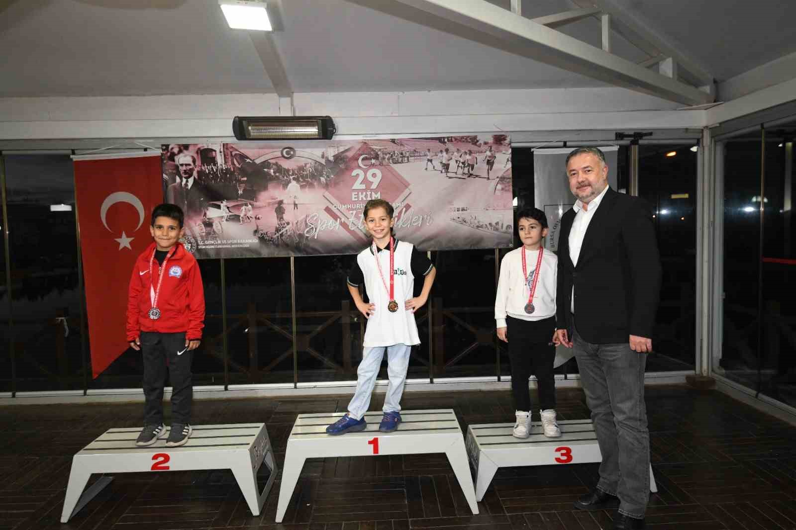 Osmangazi’de minik satranç ustaları kupalarına kavuştu
