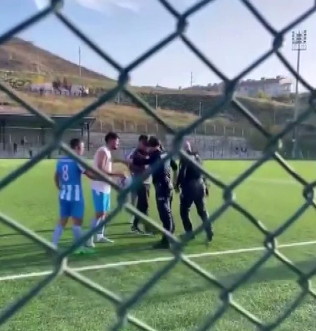 Amatör lig maçında çıkan tartışmayı polis biber gazıyla bastırdı