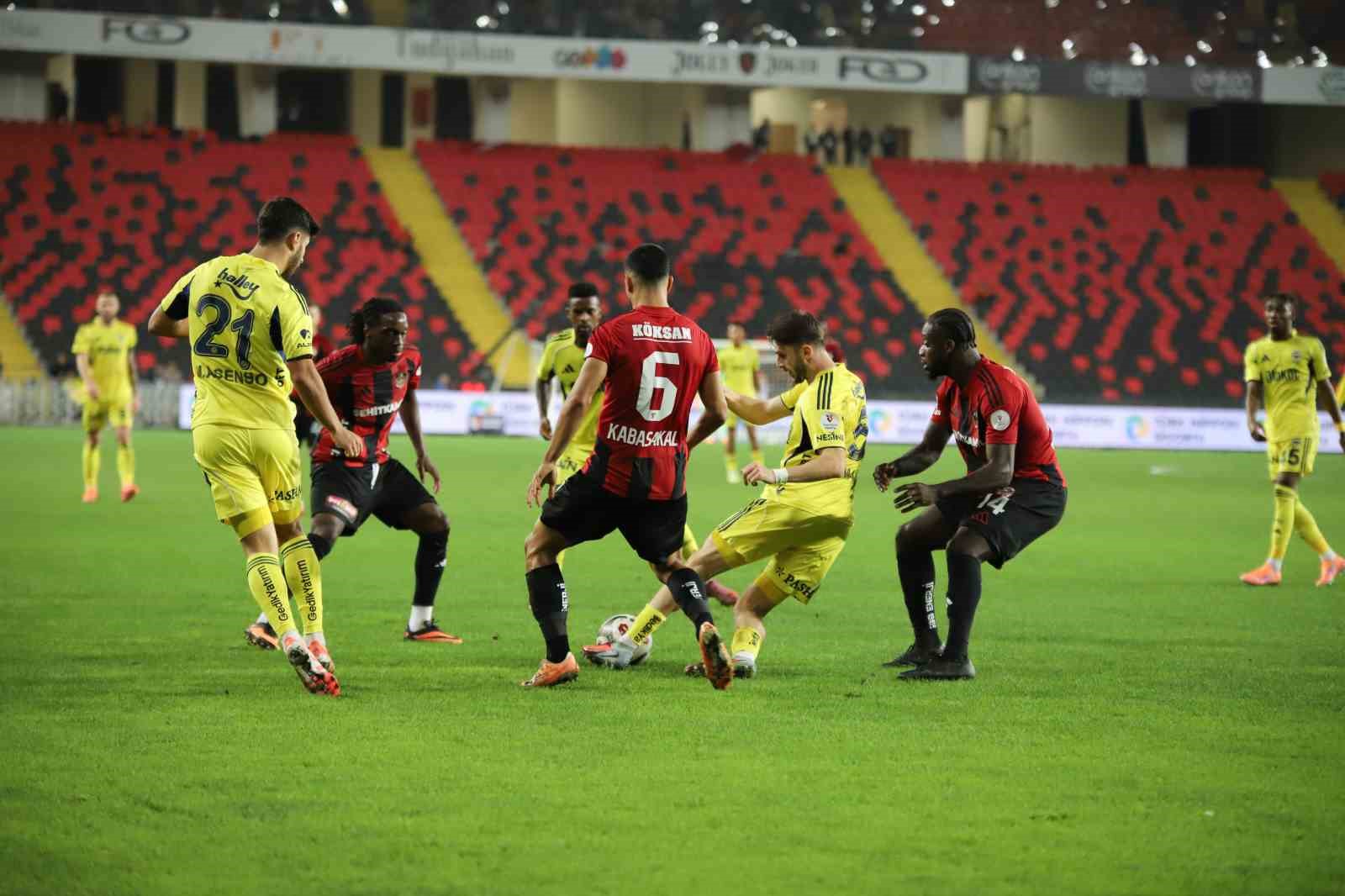 Trendyol Süper Lig: Gaziantep FK: 0 - Fenerbahçe: 2 (İlk yarı)