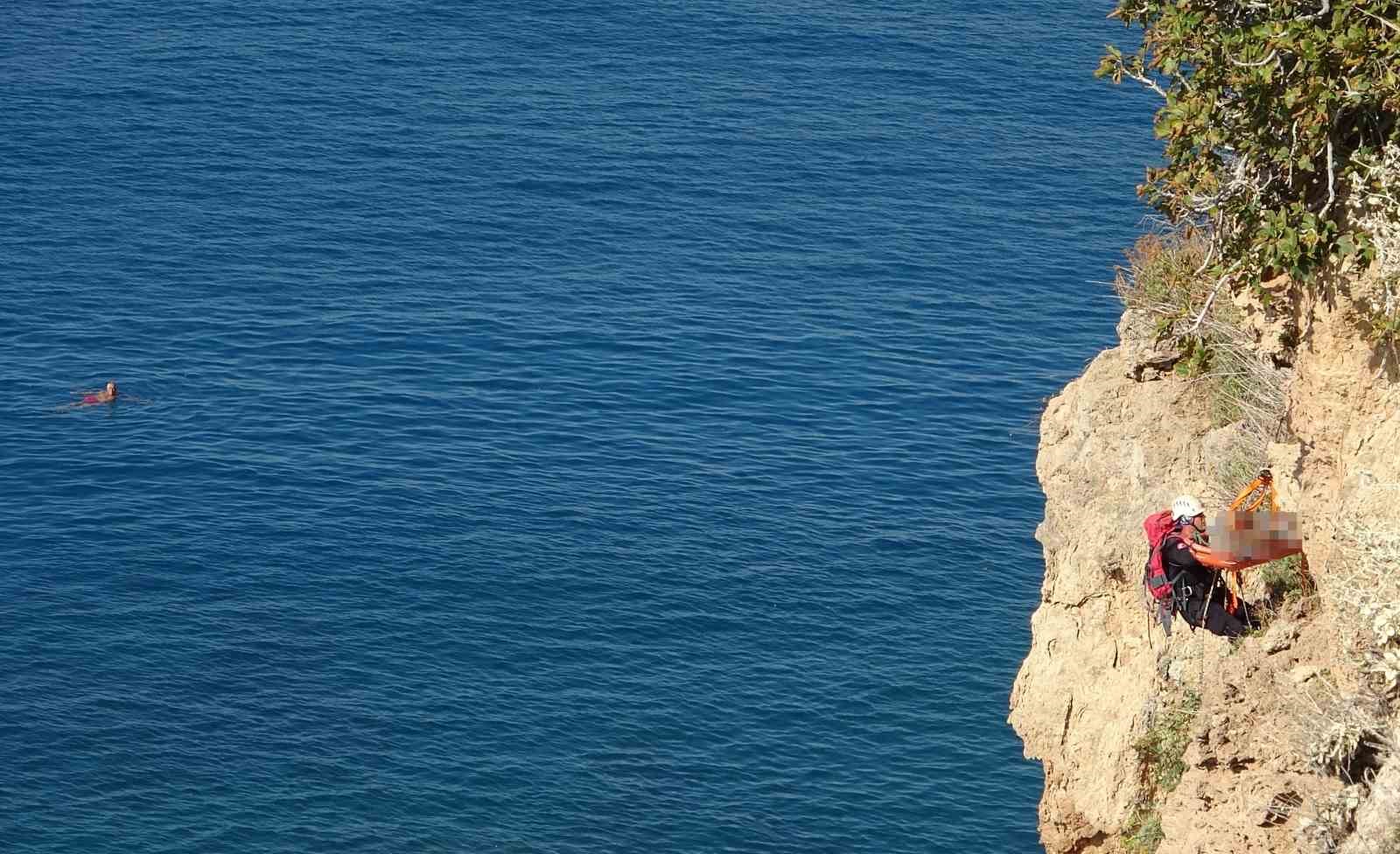 Falezlerde ölü bulunan adamın cenazesinin 2 saat süren alınma operasyonunu yüzerek izlediler