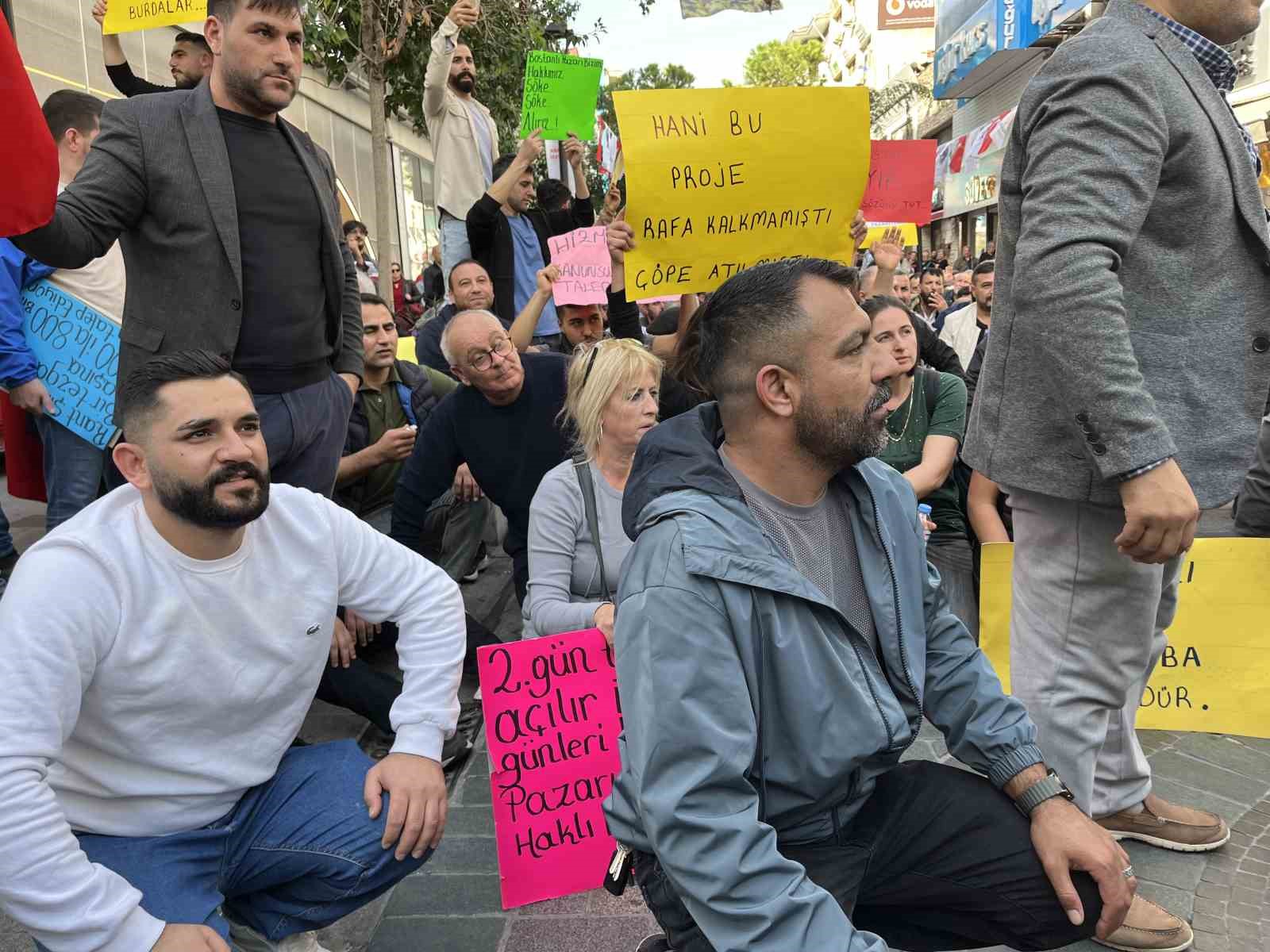 Pazarcı esnafından Karşıyaka’da oturma eylemi