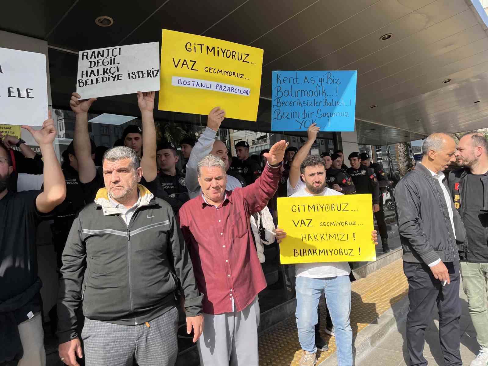 Pazarcı esnafından Karşıyaka&rsquo;da oturma eylemi
