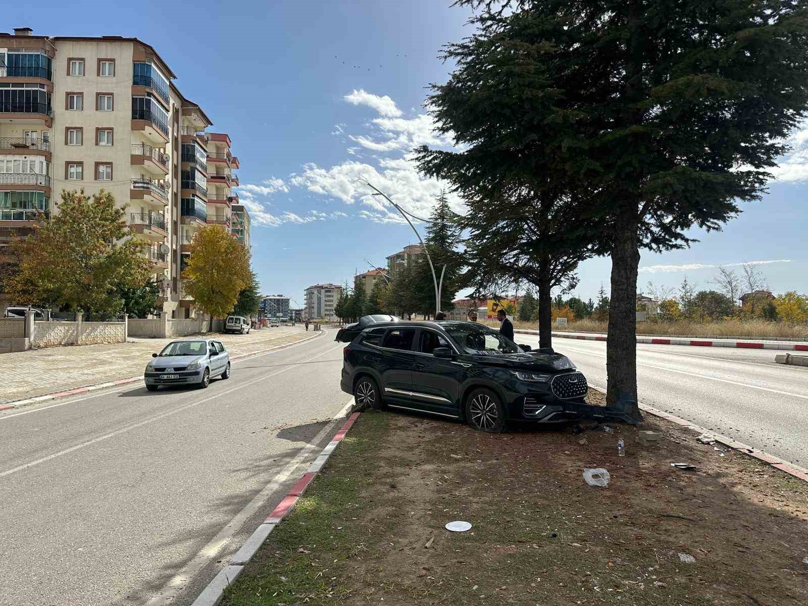 Uşak’ta araç ağaca çarptı: 2 yaralı