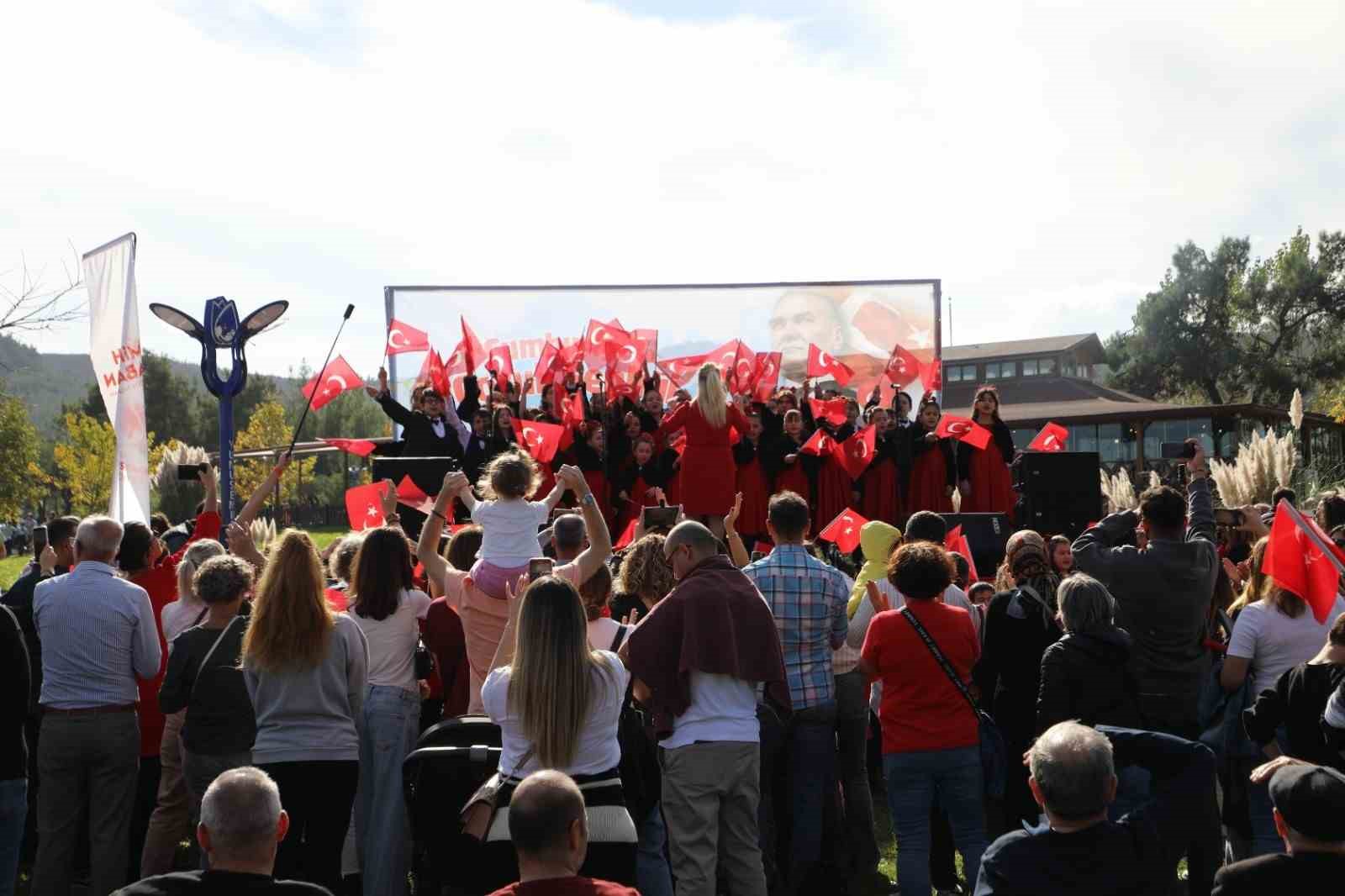 &Ccedil;ocuklar cumhuriyet etkinliğinde g&ouml;n&uuml;llerince eğlendi
