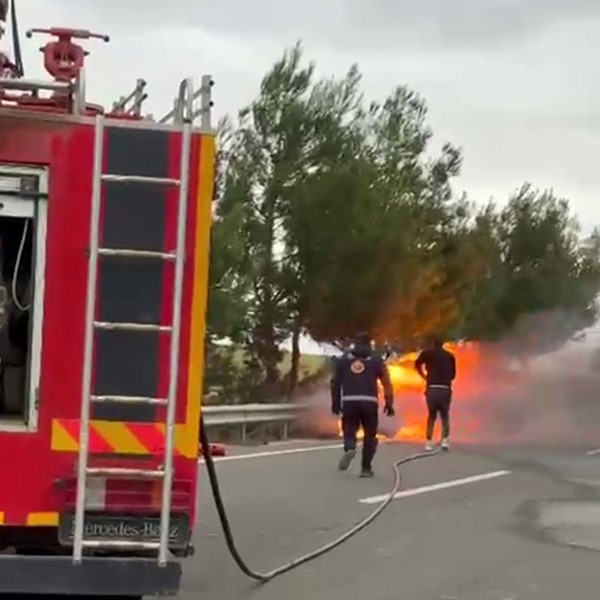 Edirne’de seyir halindeki otomobil alev alev yandı